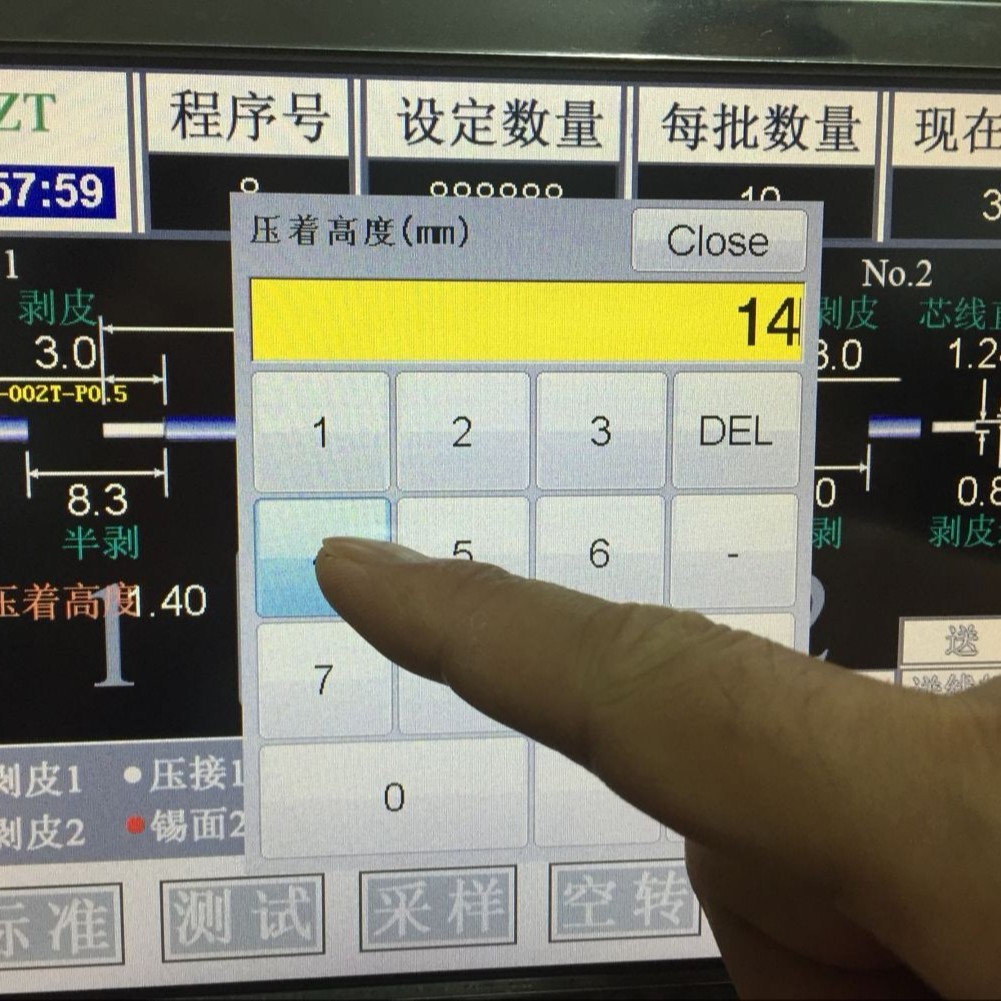 打端焊錫機，屏幕數(shù)字設定壓接高度